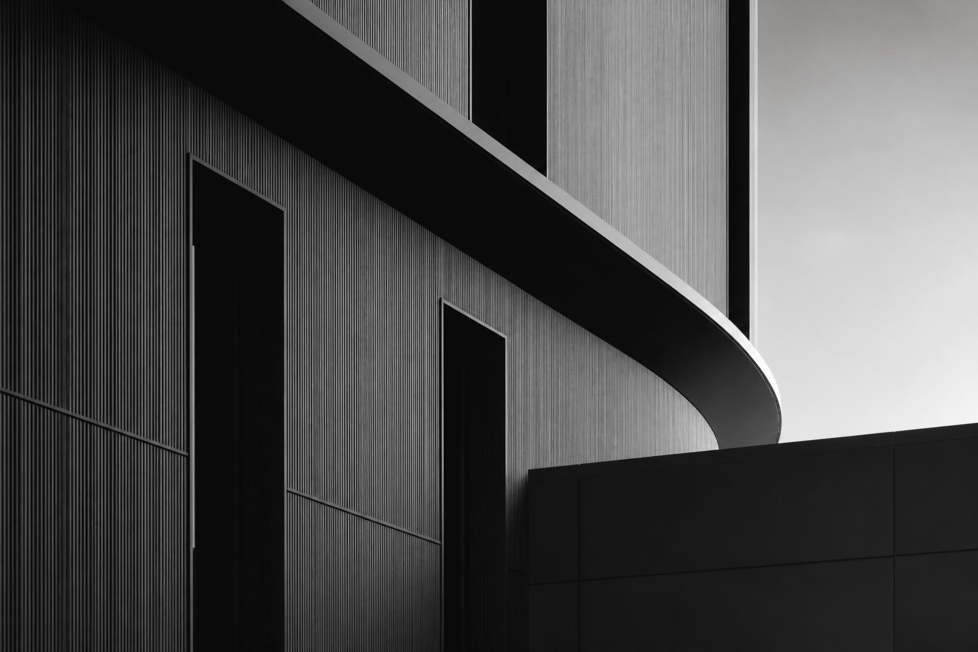 Fachada arquitetônica minimalista em preto e branco